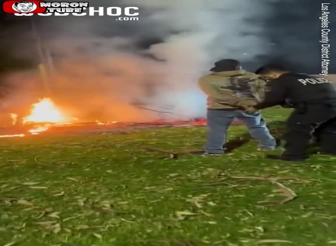 Video :In Los Angeles, a man was captured attempting to ignite a fire